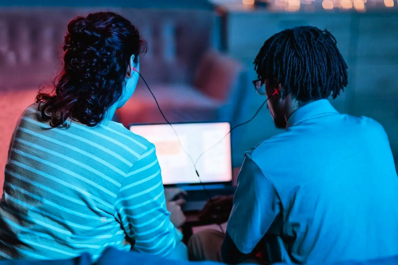 Pizarra blanca enumerando hitos del flujo de trabajo en consultoría en finanzas corporativas para holdings familiares